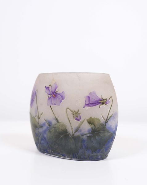 DAUM Nancy, Vase ovale en verre à décor dégagé à l’acide et émaillé de violettes, sur fond givré. Signature à la croix de Lorraine. Travail vers 1900. H : 10 cm