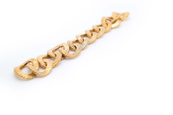 Bracelet en or jaune (750) à maillons ovales texturés et ciselés. Fermoir cliquet. L : 18 cm, Poids : 62,3 gr