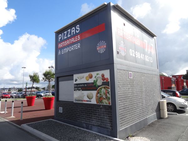 DEUX INSTALLATIONS : KIOSQUE DE VENTE DE PIZZA