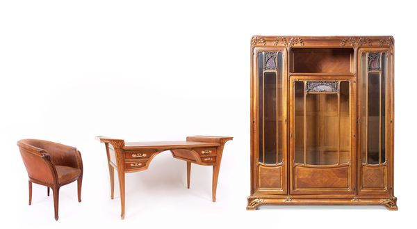Louis MAJORELLE (Toul, 1859 - Nancy, 1926) Rare Cabinet de travail "Aux Algues" en noyer mouluré et sculpté comprenant bureau plat, un fauteuil de bureau et une bibliothèque. Travail d'époque Art Nouveau, circa 1910