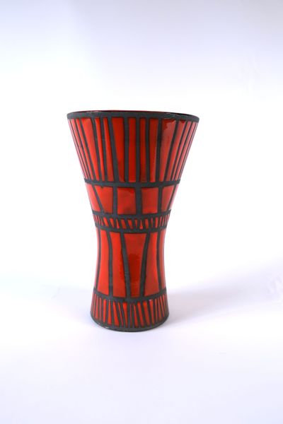 Roger CAPRON (1922-2006), Vase en terre vernissée et émail rouge de Vallauris. Signé sous la base. H : 25,5 cm