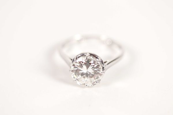 Bague solitaire en or gris 18K (750 millièmes) et platine, ornée d'un diamant de 2,59 carats en serti griffes. Tour de doigt: 50. Poids Brut : 4 g.