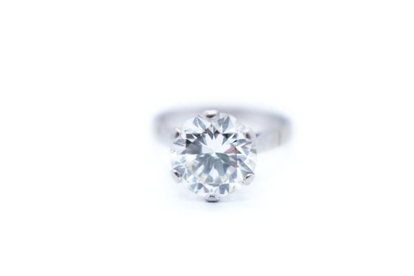 Bague solitaire en platine (950) ornée d’un diamant taille moderne calibrant 3,90 carats environ. Tour de doigt : 51 Poids brut : 4,5 gr. Couleur estimée : J. Pureté estimée : VS2.