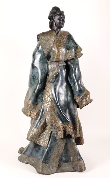 Paul BECKRICH (1955) "La maîtresse des Geishas" bronze à patine verte et or, le visage tourné vers sa gauche, fonte Delval tirage 1/8 H : 88 cm