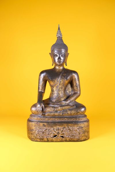 Statue de bouddha en bronze doré, représenté assis en padmasana. Laos ou Thaïlande, XVIII/XIXe siècle. H : 51 cm