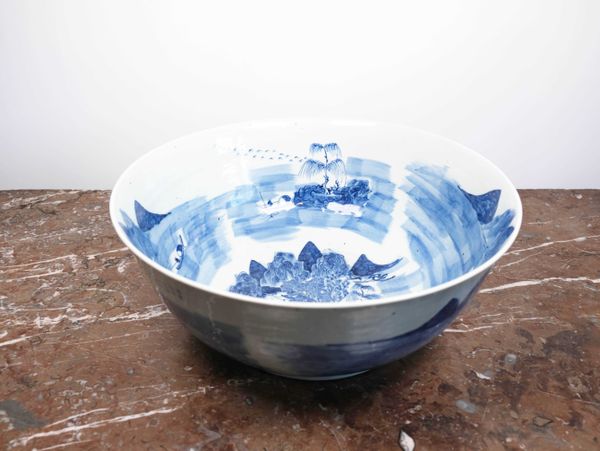 Bol à punch en porcelaine bleu blanc, Chine, XIXe siècle. H : 18 cm, D : 40,5 cm