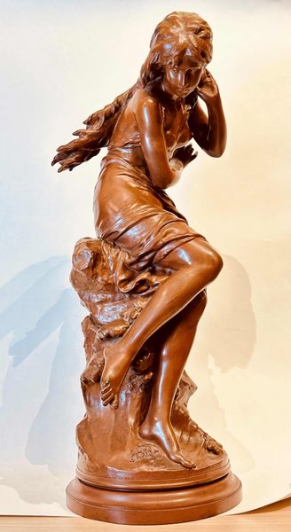 Mathurin MOREAU (1822-1912) "La vague". Important bronze à patine brun-clair sur socle pivotant. H : 83 cm