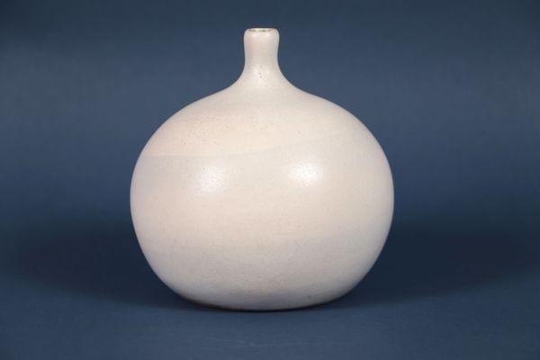 Atelier JOUVE - Vase "Pomme" en céramique émaillée blanche nuancée de bleu signée AT.JOUVE et marque Alpha circa 1965-1970. H : 12, D : 12 cm